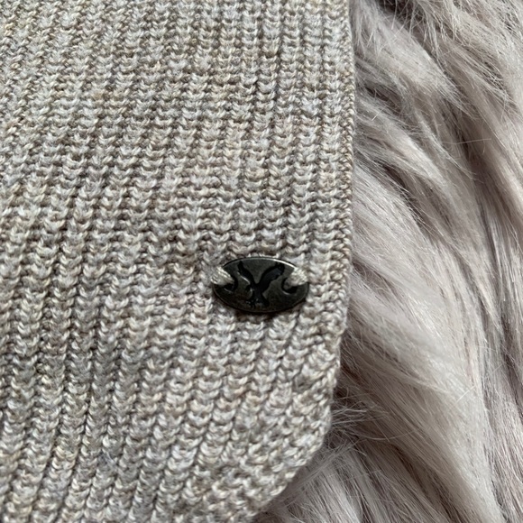 American Eagle Slim Fit Curved Hem Sweater - Picture 5 of 7